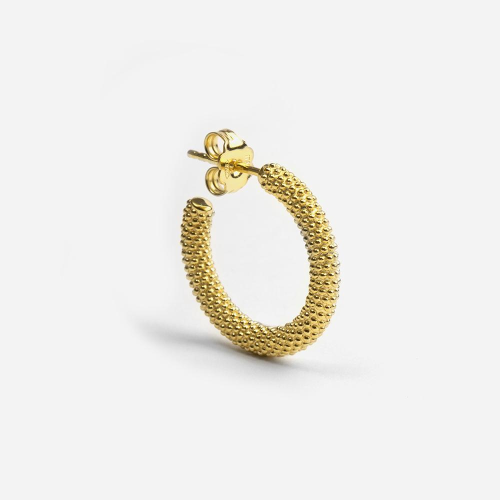 Orecchino in argento dorato a cerchio puntinato