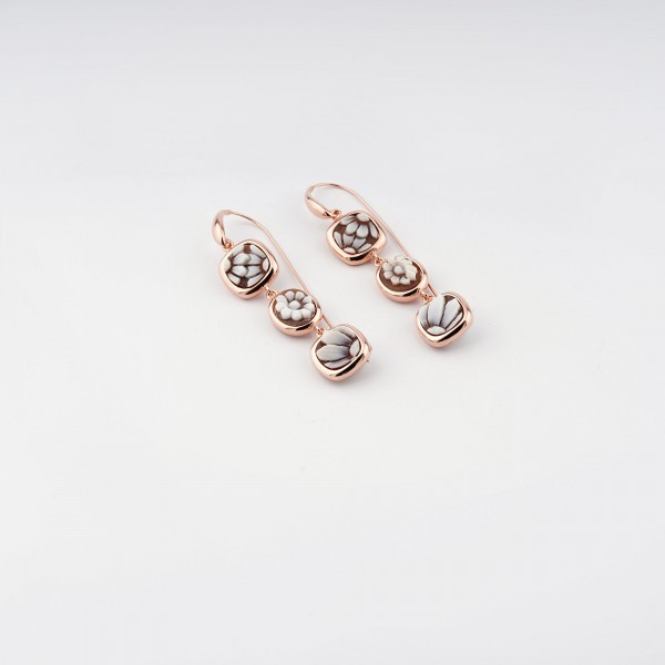 Orecchini pendenti in argento rosa con tre cammei fiore
