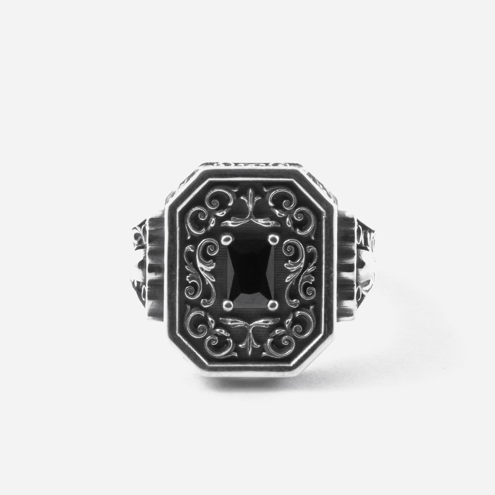  Anello chevalier Nove25 ottagono decorato Clyde argento e pietra nera - NOVE25