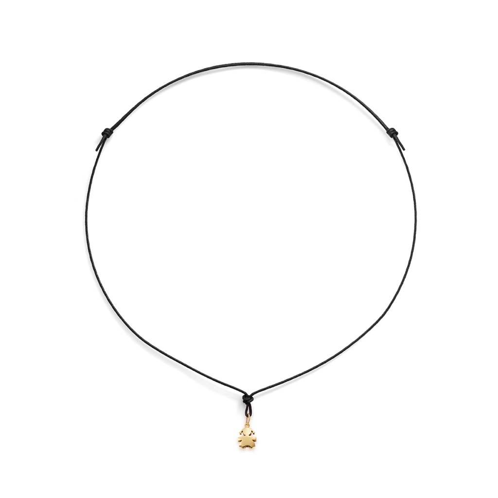 Ciondolo con sagoma di bimba realizzato in oro giallo 18kt del marchio lebebe, montato su un elegante cordino nero