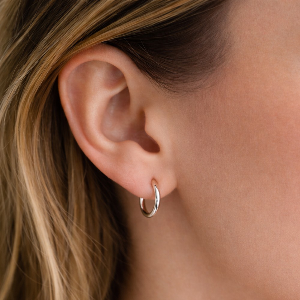 Orecchini in oro bianco anallergici indossati da una ragazza