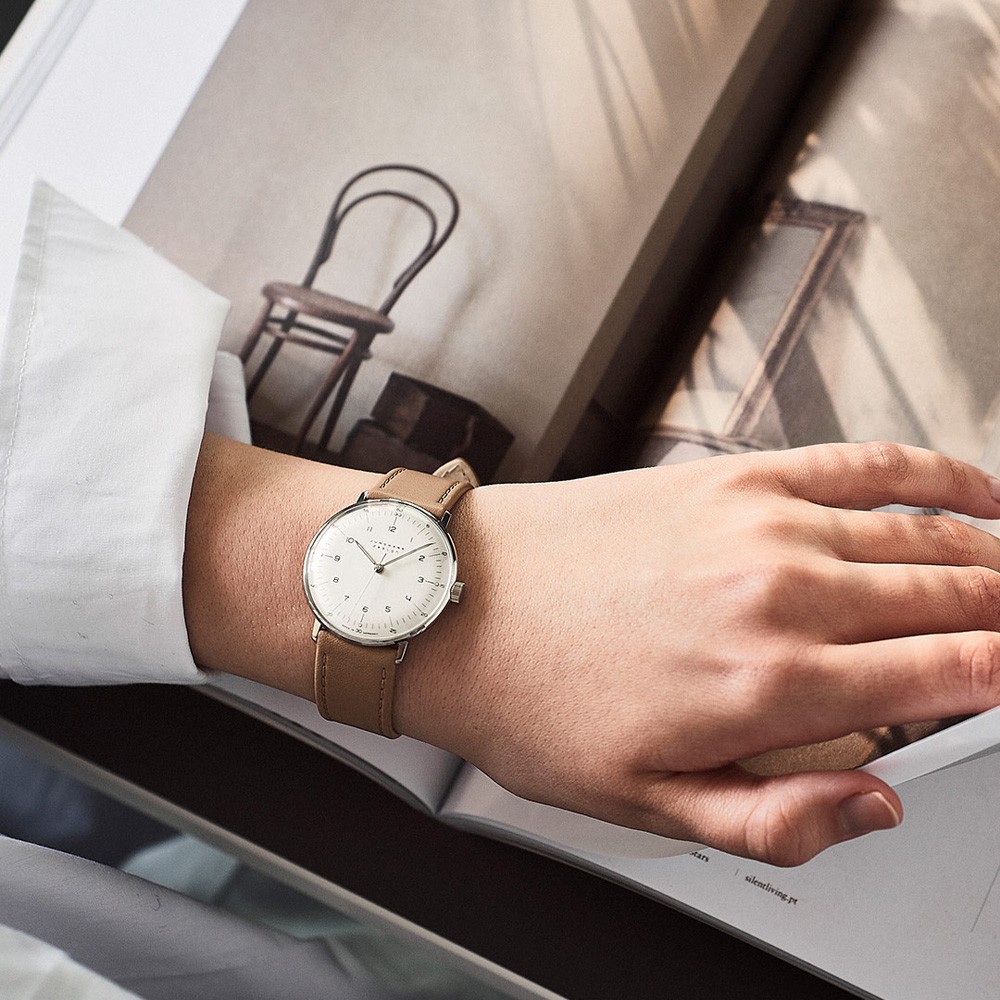 Cinturino in pelle del Junghans max bill Handaufzug con fibbia in acciaio.