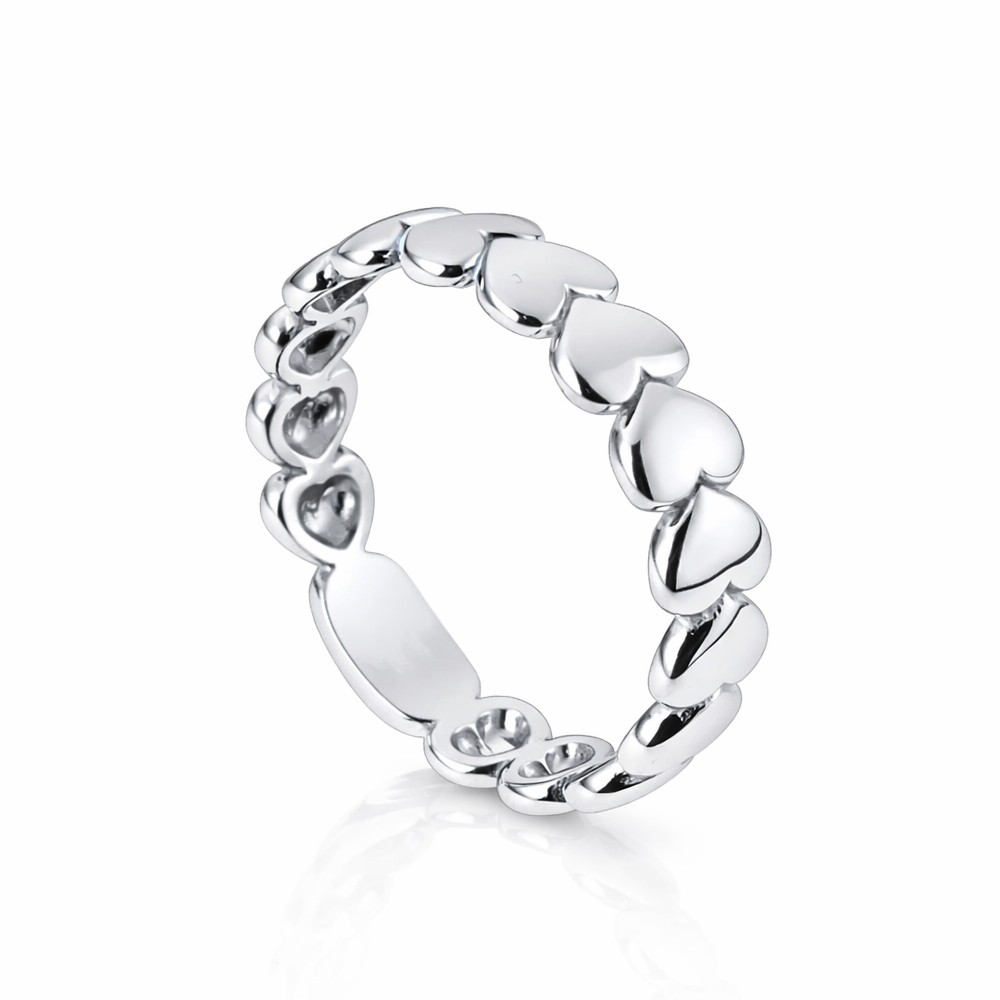 Anello in oro bianco con cuori lucidi