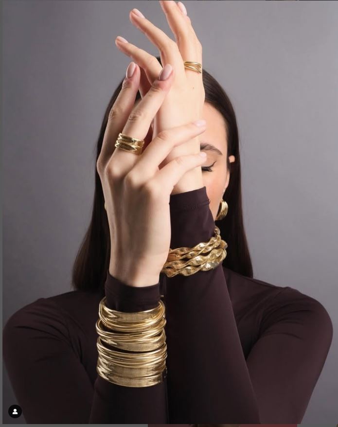  Bracciale elastico con chiusura cilindrica, perfetto per aggiungere un tocco di eleganza e raffinatezza a qualsiasi outfit. - LUSSO ITALIANO