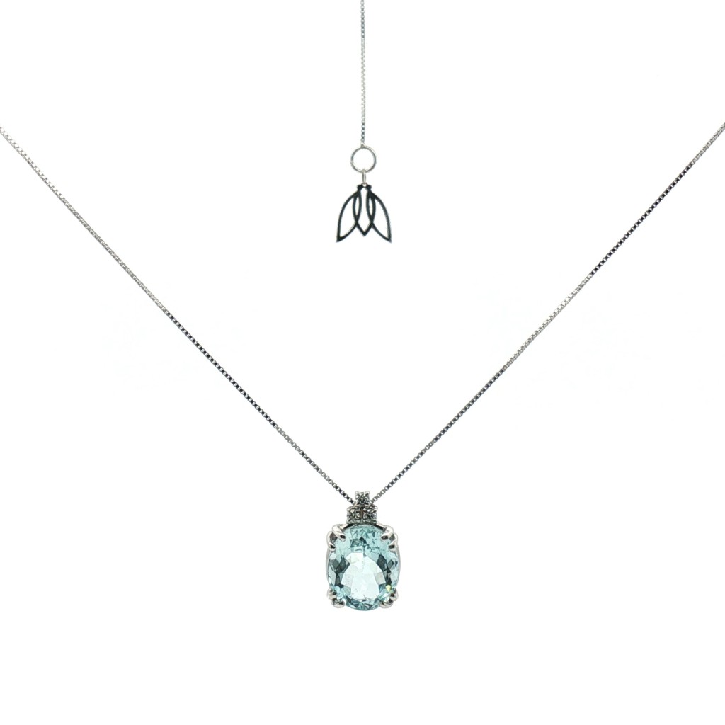 Collana in Oro Bianco con Acquamarina Ovale e tre diamanti
