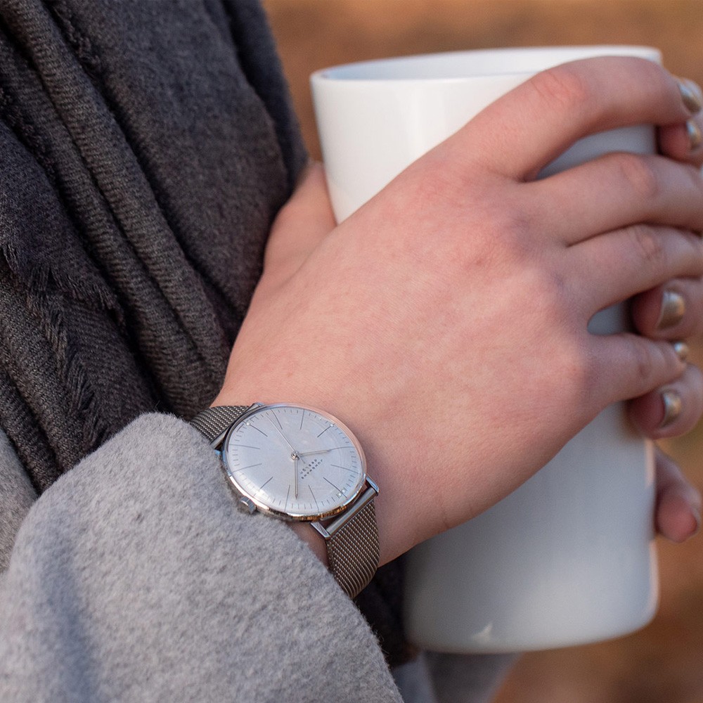 Dettaglio del quadrante argentato opaco del Junghans max bill Handaufzug con indici sottili e lancette luminose.