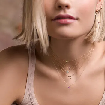 Dettaglio collana di alta gioielleria al collo